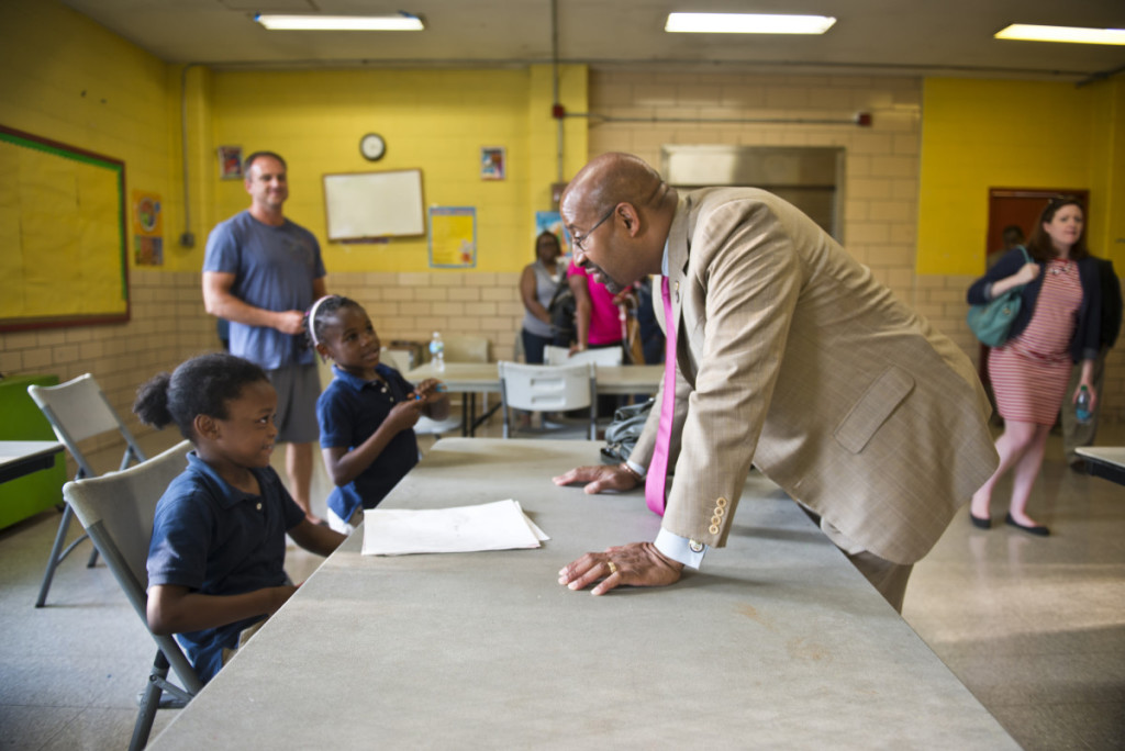 Former mayor Nutter visits Coded by Kids at the Marian Anderson Rec Center, May 2015.